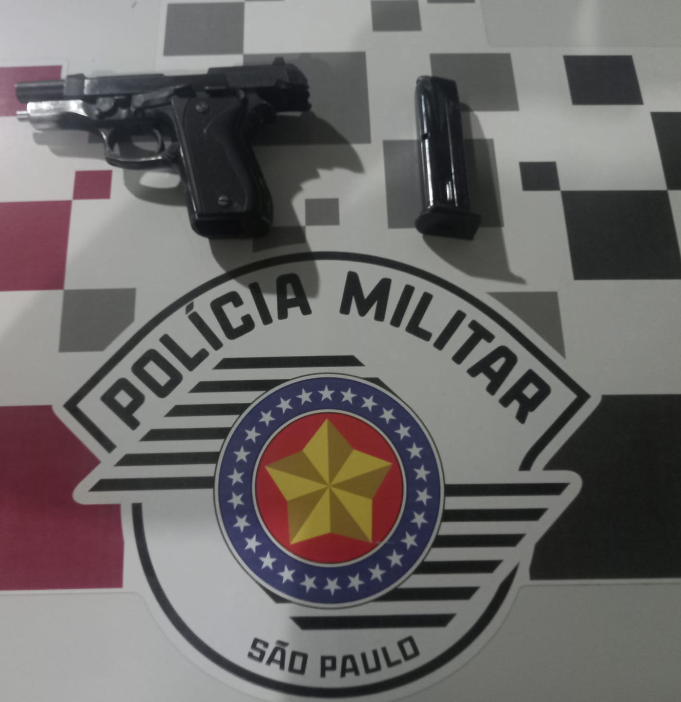 Pistola calibre 380 foi encontrada no veículo do suspeito e apreendida. Foto: Polícia Militar/Divulgação